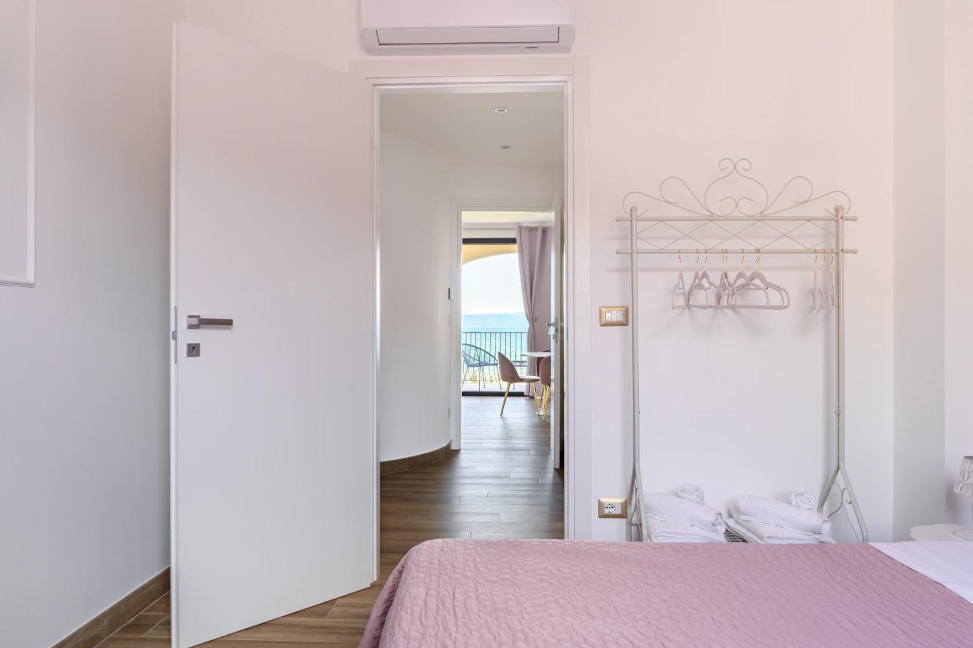 Casa Vacanze Maddalena - Palazzetto Sul Lago - Diamante Rosa Marta Buitenkant foto